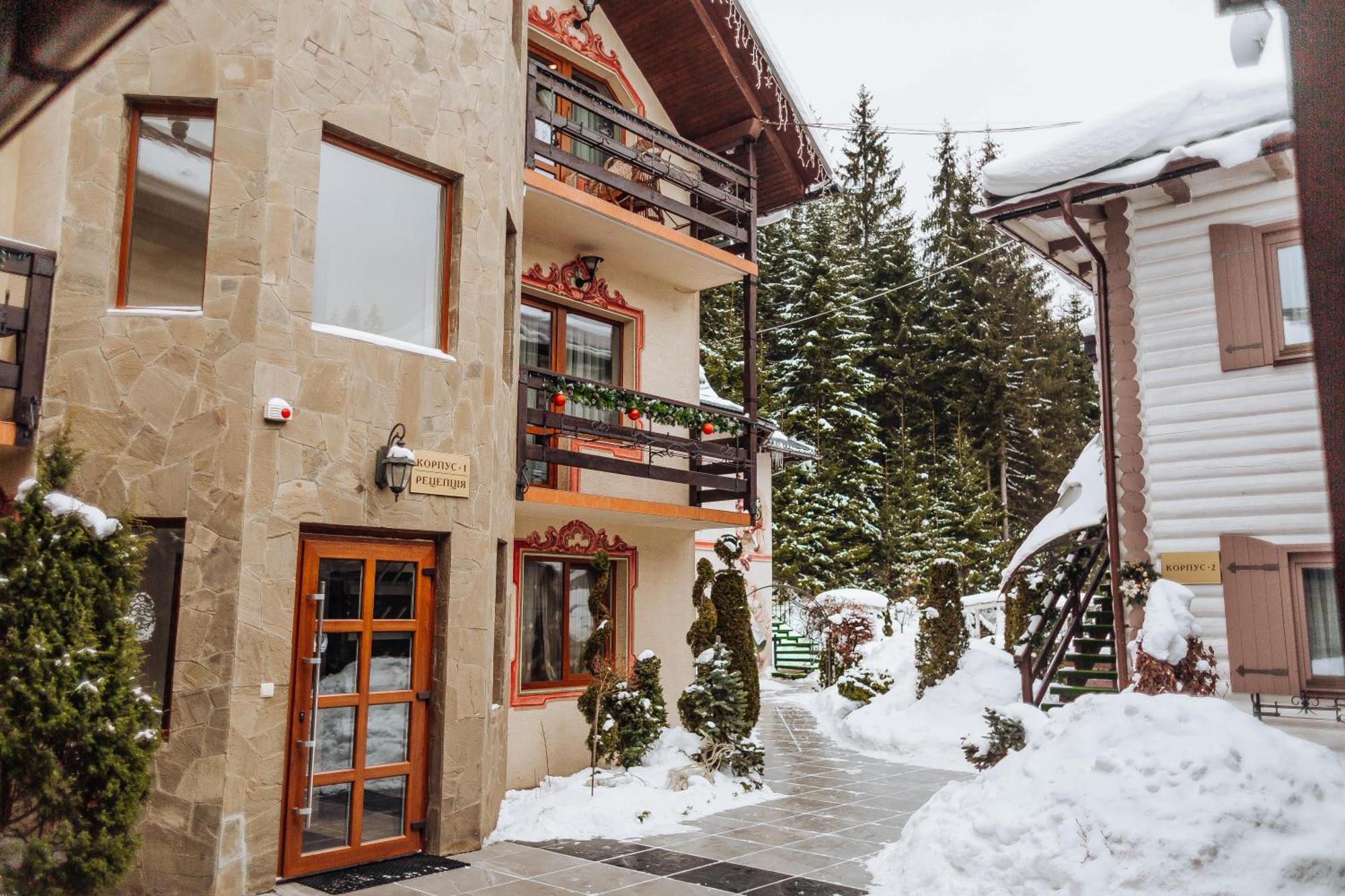 Hotel Vedmezhyi Dvir Boekovel Buitenkant foto