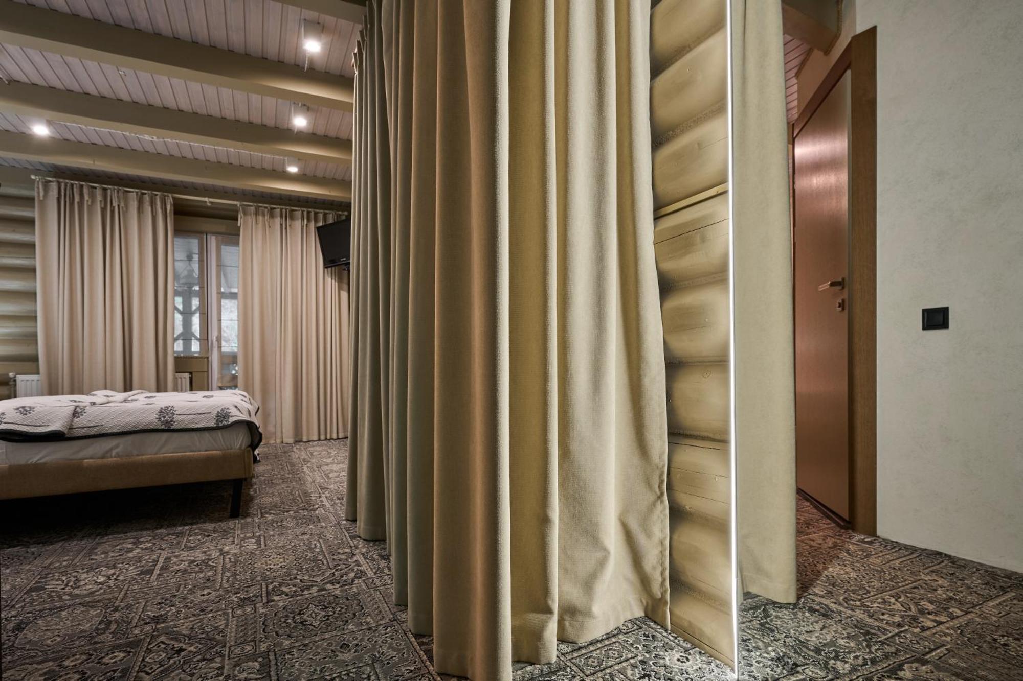 Hotel Vedmezhyi Dvir Boekovel Buitenkant foto